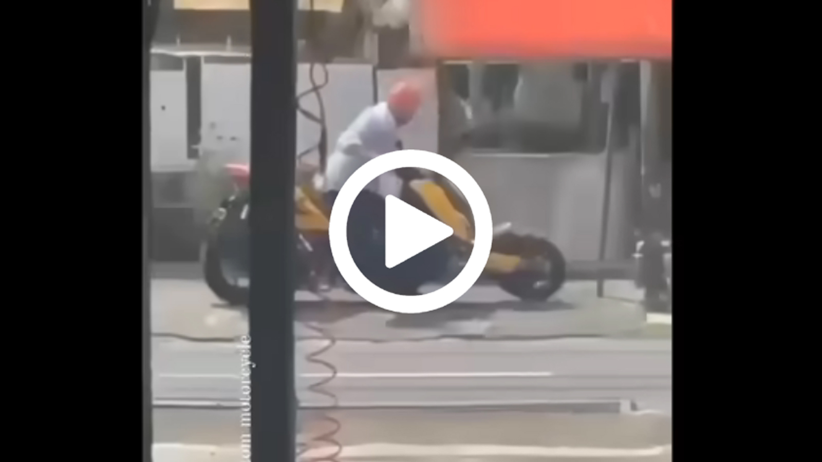 VIDEO: Πήγε να την κλέψει και διέλυσε το μπροστινό 